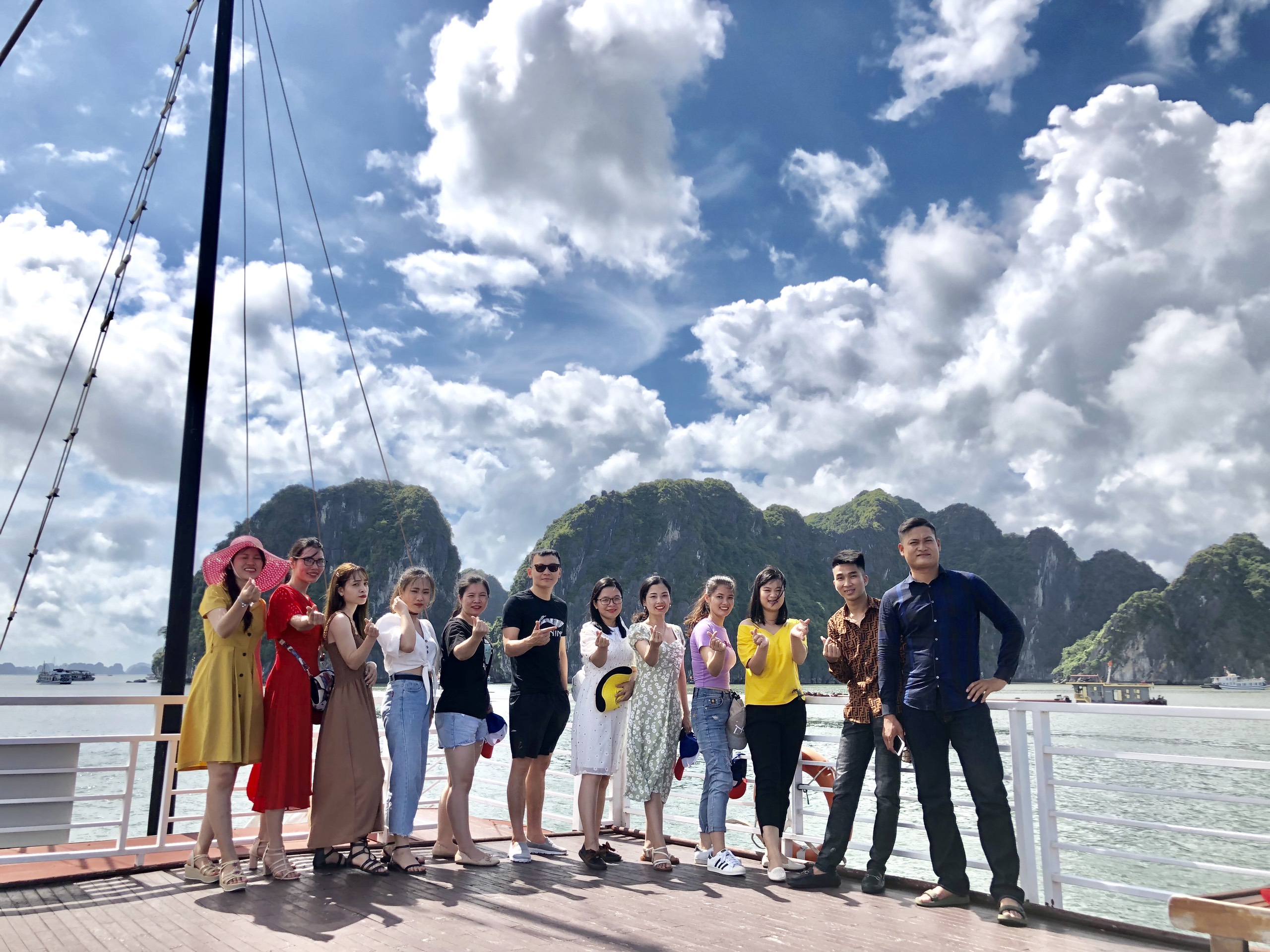 Du thuyền tham quan Vịnh Hạ Long
